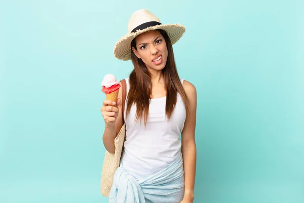 Giovane Donna Ispanica Sentirsi Perplesso Confuso Possesso Gelato Concetto Consumatore — Foto Stock