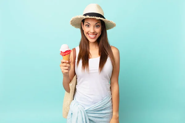 Молодая Латиноамериканка Выглядит Счастливой Приятно Удивленной Держит Мороженое Сумерки — стоковое фото