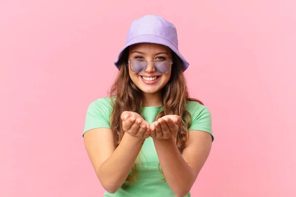 Giovane Bella Donna Sorridente Felicemente Con Amichevole Offrendo Mostrando Concetto — Foto Stock