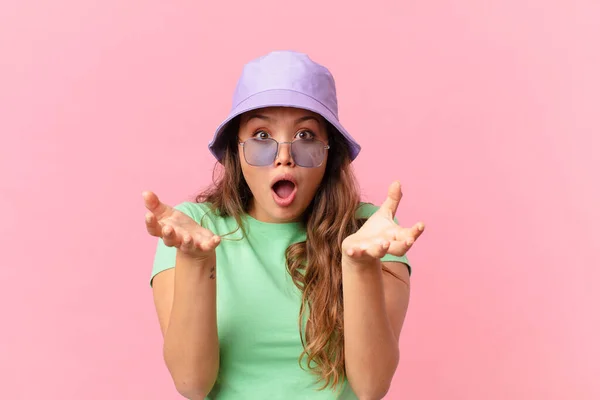 Young Pretty Woman Feeling Extremely Shocked Surprised Summer Concept — Stock Photo, Image