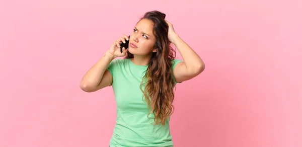 Giovane Bella Donna Sente Perplesso Confuso Graffiando Testa Tenendo Mano — Foto Stock