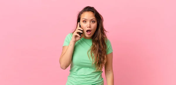 Young Pretty Woman Looking Very Shocked Surprised Holding Smart Phone — Stock Photo, Image