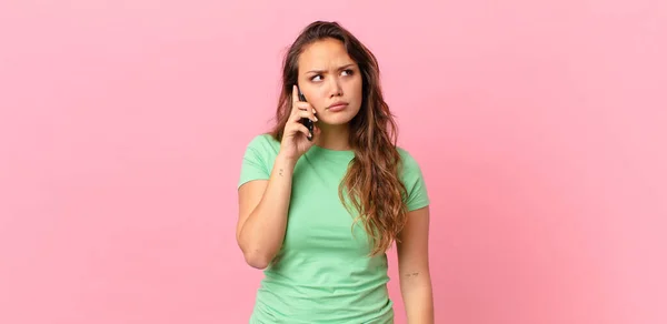 Jovem Mulher Bonita Sentindo Triste Chateado Com Raiva Olhando Para — Fotografia de Stock