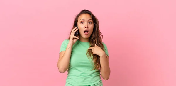 Giovane Bella Donna Guardando Scioccato Sorpreso Con Bocca Spalancata Indicando — Foto Stock