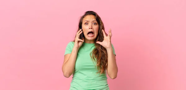 Mladá Hezká Žena Křičí Rukama Nad Hlavou Drží Chytrý Telefon — Stock fotografie