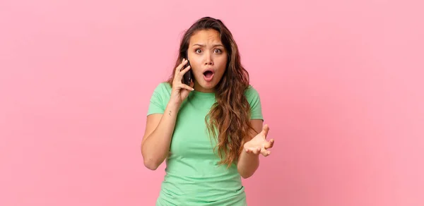 Young Pretty Woman Feeling Extremely Shocked Surprised Holding Smart Phone — Stock Photo, Image