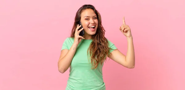 Joven Bonita Mujer Sintiéndose Como Genio Feliz Emocionado Después Darse — Foto de Stock