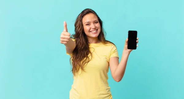 Mladá Hezká Žena Pocit Hrdosti Palci Nahoru Chytrým Telefonem — Stock fotografie