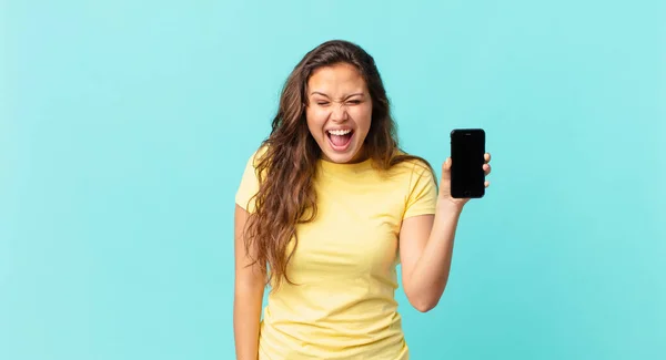Młoda Ładna Kobieta Krzyczy Agresywnie Patrząc Bardzo Zły Trzymając Smartfon — Zdjęcie stockowe