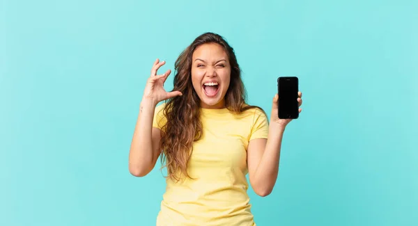 Młoda Ładna Kobieta Krzyczy Rękami Górze Trzyma Smartfon — Zdjęcie stockowe