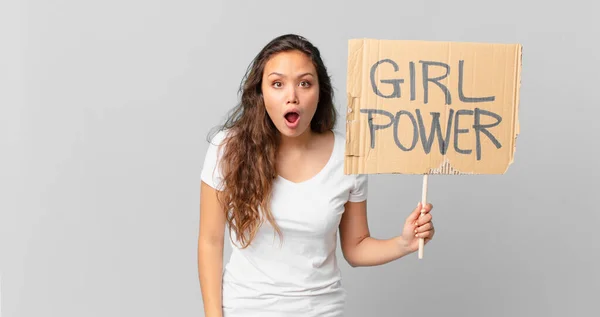 Joven Bonita Mujer Buscando Muy Sorprendido Sorprendido Sosteniendo Una Bandera — Foto de Stock