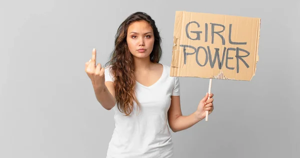 若い可愛い女性は怒り 苛立ち 反抗的で攻撃的で女の子のパワーバナーを持っています — ストック写真