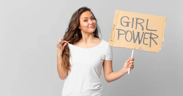 Jovem Bonita Mulher Olhando Arrogante Bem Sucedido Positivo Orgulhoso Segurando — Fotografia de Stock