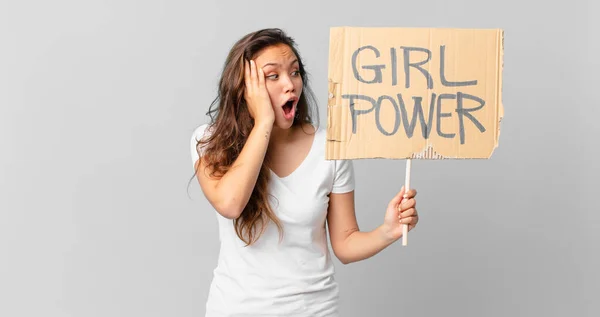 Joven Bonita Mujer Sintiéndose Feliz Emocionado Sorprendido Sosteniendo Una Bandera — Foto de Stock