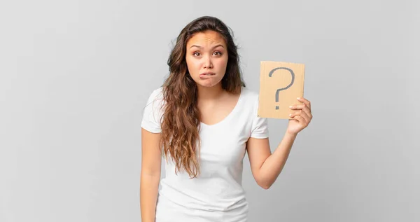 Young Pretty Woman Looking Puzzled Confused Holding Question Mark Sign — Stock Photo, Image