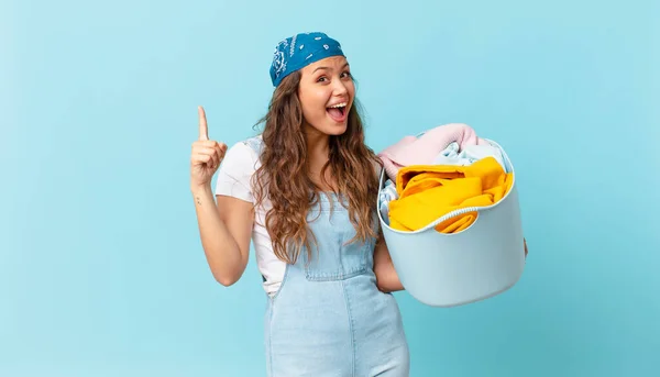 Joven Bonita Mujer Sintiéndose Como Genio Feliz Emocionado Después Darse —  Fotos de Stock