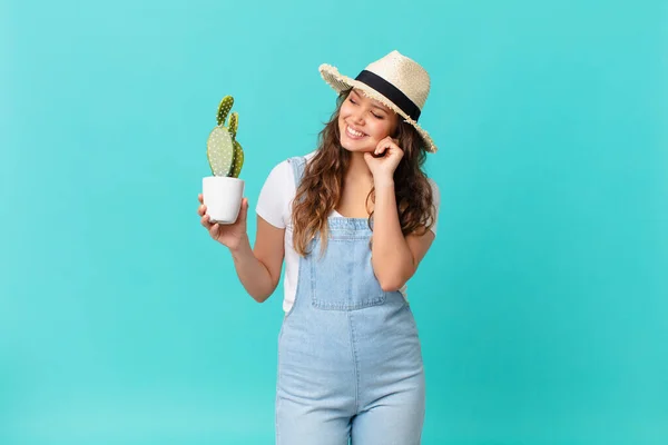 Joven Bonita Mujer Sonriendo Feliz Soñando Despierto Dudando Sosteniendo Cactus — Foto de Stock