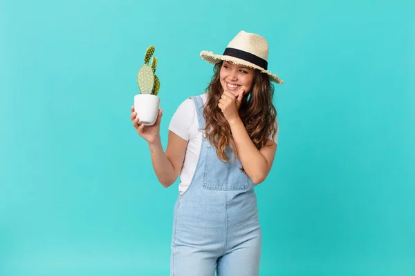 Joven Mujer Bonita Sonriendo Con Una Expresión Feliz Segura Con — Foto de Stock