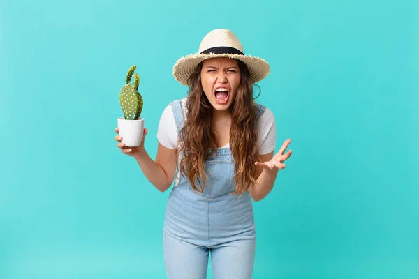 Joven Bonita Mujer Mirando Enojado Molesto Frustrado Sosteniendo Cactus — Foto de Stock