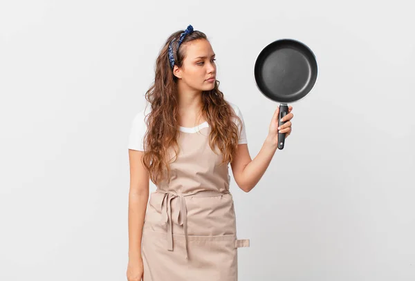 Jovem Bonita Mulher Perfil Vista Pensamento Imaginando Devaneio Conceito Chef — Fotografia de Stock