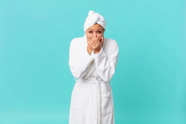 Jong Mooi Vrouw Bedekking Mond Met Handen Met Een Geschokt — Stockfoto