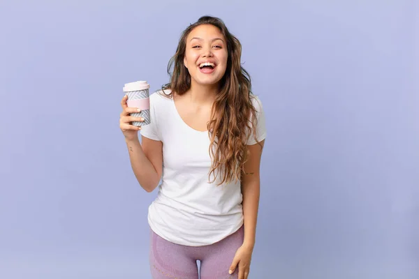 Jovem Bonita Mulher Olhando Feliz Agradavelmente Surpreendido Segurando Café — Fotografia de Stock