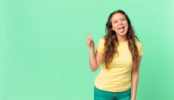 Jovem Mulher Bonita Com Atitude Alegre Rebelde Brincando Furando Língua — Fotografia de Stock