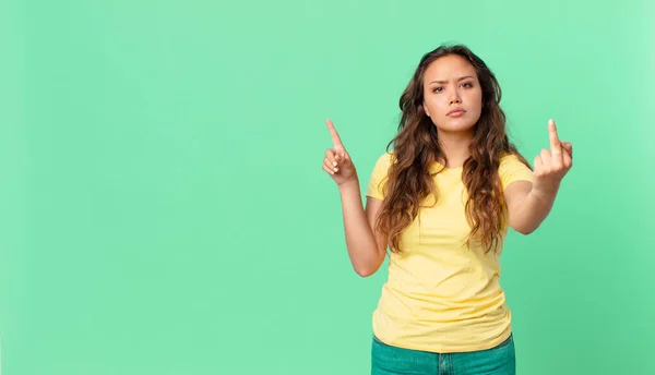 Ung Vacker Kvinna Känner Sig Arg Irriterad Upprorisk Och Aggressiv — Stockfoto