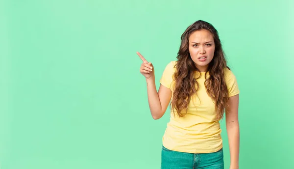 Junge Hübsche Frau Verwirrt Und Verwirrt Und Zeigt Auf Den — Stockfoto