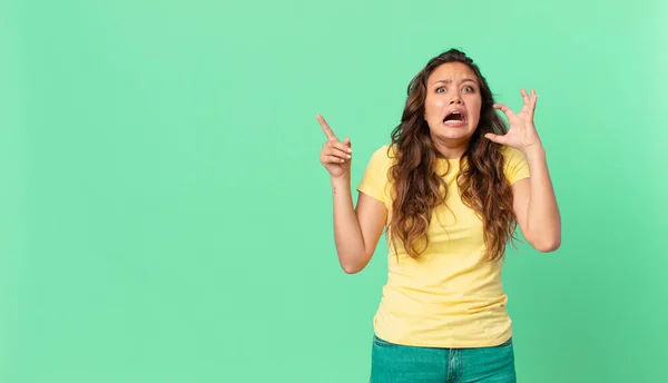 Young Pretty Woman Screaming Hands Air Pointing Copy Space — Stock Photo, Image