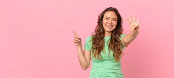 Giovane Bella Donna Indicando Spazio Copia — Foto Stock