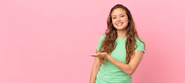 Joven Bonita Mujer Apuntando Espacio Copia — Foto de Stock