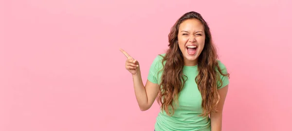 Giovane Bella Donna Indicando Spazio Copia — Foto Stock