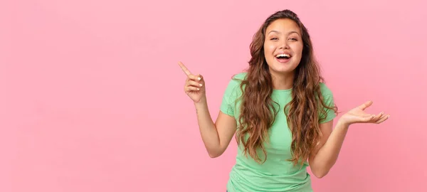 Giovane Bella Donna Indicando Spazio Copia — Foto Stock