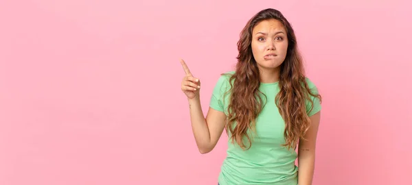 Joven Bonita Mujer Apuntando Espacio Copia — Foto de Stock