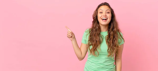 Joven Bonita Mujer Apuntando Espacio Copia — Foto de Stock