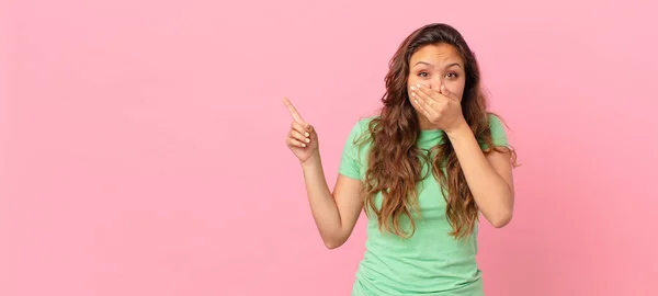 Jonge Mooie Vrouw Wijzen Naar Kopieerruimte — Stockfoto