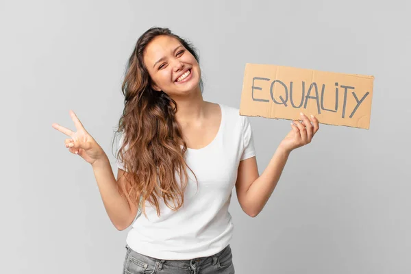 Jovem Bonita Mulher Segurando Banner Igualdade — Fotografia de Stock