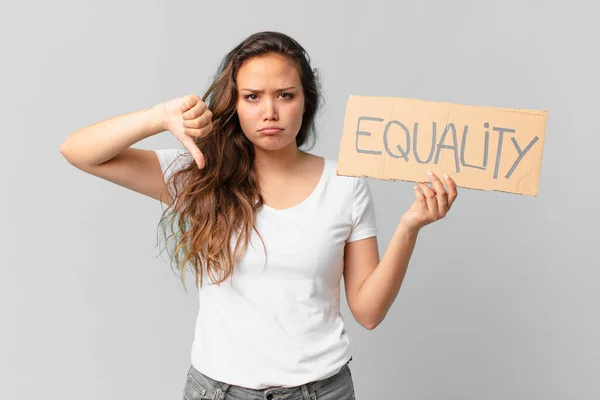 Jong Mooi Vrouw Met Een Gelijkheid Banner — Stockfoto