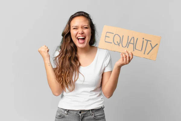Jovem Bonita Mulher Segurando Banner Igualdade — Fotografia de Stock