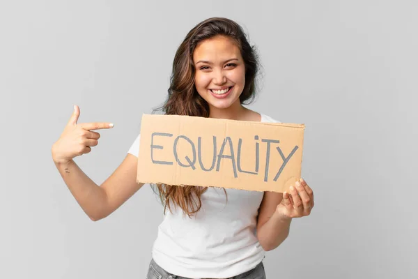 Jovem Bonita Mulher Segurando Banner Igualdade — Fotografia de Stock