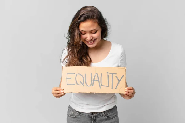 Jovem Bonita Mulher Segurando Banner Igualdade — Fotografia de Stock