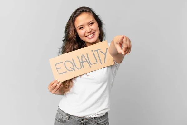 Joven Bonita Mujer Sosteniendo Una Bandera Igualdad — Foto de Stock