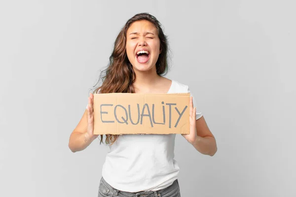 Jovem Bonita Mulher Segurando Banner Igualdade — Fotografia de Stock