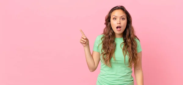 Giovane Bella Donna Indicando Spazio Copia — Foto Stock