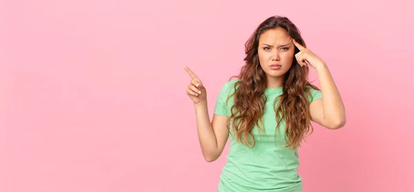 Joven Bonita Mujer Apuntando Espacio Copia — Foto de Stock