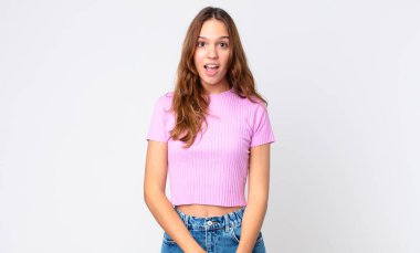 Genç ve güzel bir kadın çok şaşırmış ya da şaşırmış görünüyor.