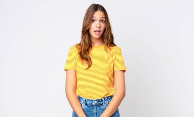 Genç ve güzel bir kadın çok şaşırmış ya da şaşırmış görünüyor.