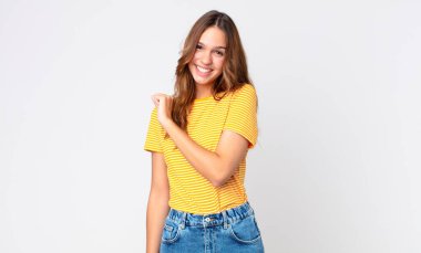 Genç ve güzel bir kadın kendini mutlu hissediyor ve bir meydan okumayla yüzleşiyor veya kutluyor