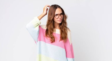 Kafası karışmış, kafası karışmış, kaşınan genç bir kadın.